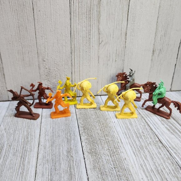 Vintage Mixed Indians and Horses Figures Toys Plastic - Lot Of 9 - Picture 1 of 4